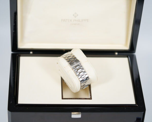 Patek Philippe Nautilus 5800 1A