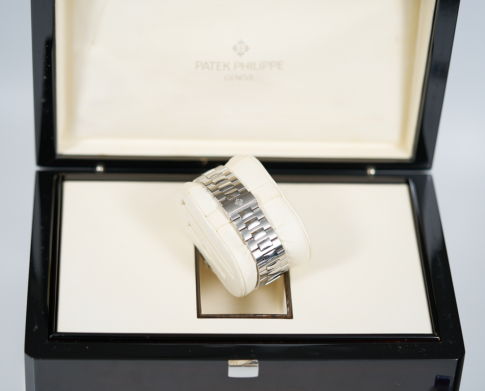 Patek Philippe Nautilus 5800 1A - Image 9